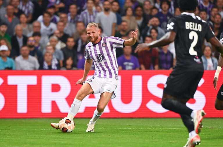 joueur de toulouse cambriole pendant un match de ligue europa